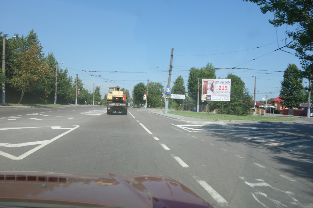 После въезда во Львов начинаем замечать странности - на дороге появилась разметка и внезапно - велодорожки!