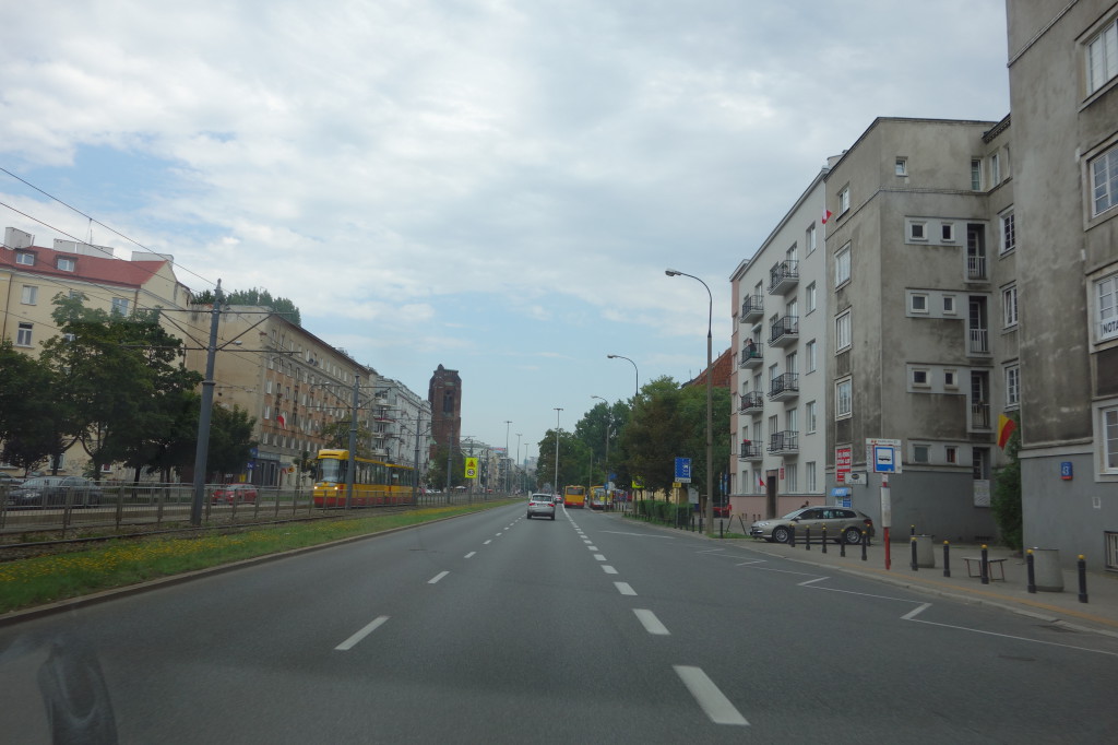 Дороги в основном очень широкие, по 3-4 полосы. Связано с тем, что во Вторую Мировую Варшаве очень крепко досталось и многое пришлось отстраивать заново, заодно приведя ширину улиц под новые требования.